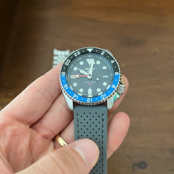 **SOLD** Seiko 5 GMT Batman - Picture 3 of 3